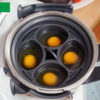 Imagem com uma bandeja para cozinhar ovos na Bimby