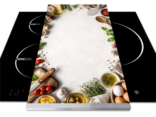 Base com o vários elementos de culinária em cima de uma placa